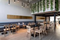 un comedor con mesas y sillas en Abacus Suites, en Ayia Napa