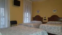 Posteľ alebo postele v izbe v ubytovaní Hostal Guzman El Bueno by gaiarooms