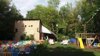 Plac zabaw dla dzieci w obiekcie Cottage by the Lake