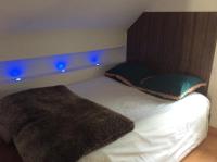 Un dormitorio con una cama con luces azules. en L&#39;appart de Clea, en Montluçon