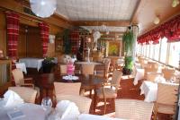 モントリシャールにあるHôtel Restaurant Le Bellevue Montrichard 3 étoilesのレストラン内のテーブルと椅子のあるダイニングルーム