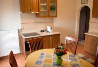 Kuchyňa alebo kuchynka v ubytovaní SeSil Apartman