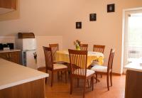 Kuchyňa alebo kuchynka v ubytovaní SeSil Apartman