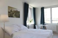 Un dormitorio blanco con una cama blanca y ventanas. en City Center Best Place Apartments, en Bratislava