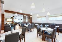 Reštaurácia alebo iné gastronomické zariadenie v ubytovaní Resort Holiday Home Centrum Opieki i Rehabilitacji