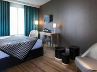 Hotel Acanthe - Boulogne Billancourtにあるベッド
