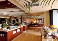 una gran cocina con mucha comida en los mostradores en Palace In Moon Beach, en Onna