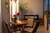 A seating area at Mosaics Astonishing Acropolis view Aprtm