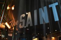 uma placa na vitrine de uma loja em Rooms at the Saint em St Andrews