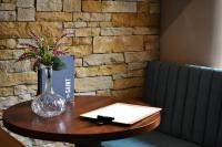 uma mesa de madeira com um vaso de flores em Rooms at the Saint em St Andrews