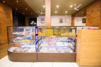 パルガートにあるHotel Kapilavasthuのパン屋のディスプレーケース