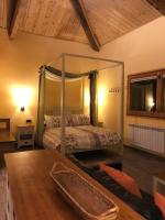 Postel nebo postele na pokoji v ubytování Els Apartaments del bosc