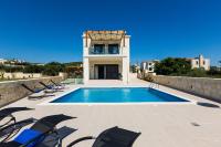 Bazén v ubytovaní Eudora Luxury Stone Villa alebo v jeho blízkosti
