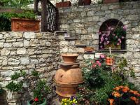 A garden outside B&B Alle Ortensie Blu