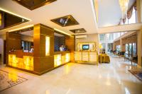 TV a/nebo společenská místnost v ubytování REAL KiNG SUiTE HOTEL