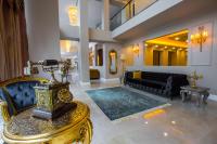 Bazén v ubytování REAL KiNG SUiTE HOTEL nebo v jeho okolí
