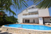 Bazén v ubytovaní Apartments Vila Marinela alebo v jeho blízkosti