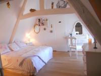 Cama o camas de una habitación en la maison du phare DE HONFLEUR chambre d hôtes B&amp;B -jacuzzi privé- shabby chic