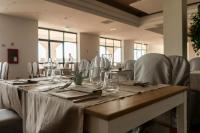 un tavolo con bicchieri da vino e tovaglioli sopra di Smy Civico Zero a Tarquinia