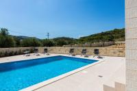 Bazén v ubytovaní Eudora Luxury Stone Villa alebo v jeho blízkosti
