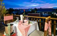 暹粒Indra Angkor Residence的一张桌子,上面有红白的桌布