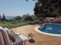 Bazén v ubytovaní Chris & Jo Villas, Enchanting Escapes, with Heated Pools & SeaViews By ThinkVilla alebo v jeho blízkosti