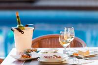 een tafel met een bord eten en wijnglazen bij Es Corte Vell - Adults Only in Bunyola