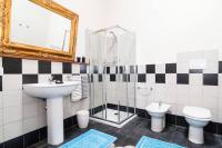 A bathroom at Antica Dimora del Melograno
