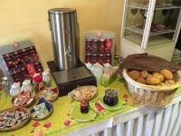 un tavolo apparecchiato con pane e altri cibi di Wolfshotel am Arendsee a Arendsee