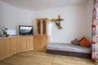 A television and/or entertainment centre at Ferienhaus Regina