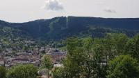 Blick auf eine Stadt in einem Tal mit Bergen in der Unterkunft F2 SUR LES HAUTEURS DE GERARDMER in Gérardmer