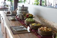 ein Buffet mit Schalen mit Speisen auf der Theke in der Unterkunft Samahita Retreat in Laem Sor