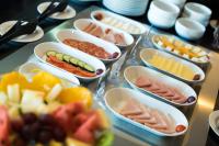 uma mesa coberta com bandejas de diferentes tipos de alimentos em Vila Gale Cascais em Cascais