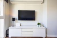 Televízia a/alebo spoločenská miestnosť v ubytovaní Malagueta Cool Beach Apartment