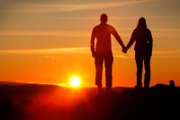 レヴィにあるレヴィ ホテル スパの夫婦が山頂に立って夕暮れ