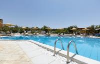 Bazén v ubytovaní Vasia Royal Hotel alebo v jeho blízkosti