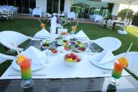 un tavolo con piatti di cibo e bevande sopra di Ramada Usak a Uşak