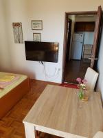 Televízia a/alebo spoločenská miestnosť v ubytovaní Apartmani Rosanda