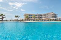 Bazén v ubytování King Maron Wellness Beach Hotel nebo v jeho okolí