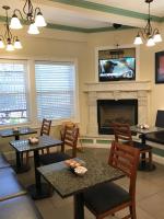 Crescent Suites Hotelにあるテレビまたはエンターテインメントセンター