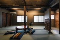 Habitación con mesa y sillas. en Hazuki Kyoto, en Kioto