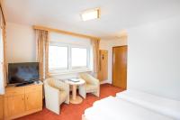 Telewizja i/lub zestaw kina domowego w obiekcie Hotel Garni Waldhof - Wohlfühlen am Lech