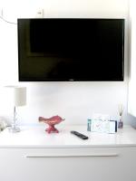 TV a/nebo společenská místnost v ubytování Malibu apartamento con campo de tennis y piscina con solarium