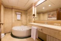 A bathroom at Hotel Exe Reina Isabel