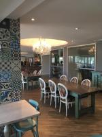 een eetkamer met een tafel en stoelen bij Beachbreak Holiday Letting in Durban