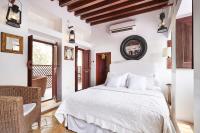 ein Schlafzimmer mit einem weißen Bett und einem Balkon in der Unterkunft XVA Art Hotel in Dubai