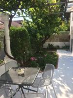 Vonkajšia záhrada v ubytovaní Apartman Vitis