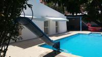 Bazén v ubytování Alekas Pool and Garden Home nebo v jeho okolí