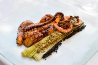 Un plato de comida con una variedad de carnes y verduras. en Hôtel La Dimora & Spa, en Saint-Florent