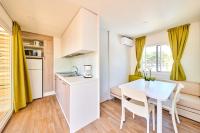 Kuchyňa alebo kuchynka v ubytovaní Camping Stella Maris Mobile Homes